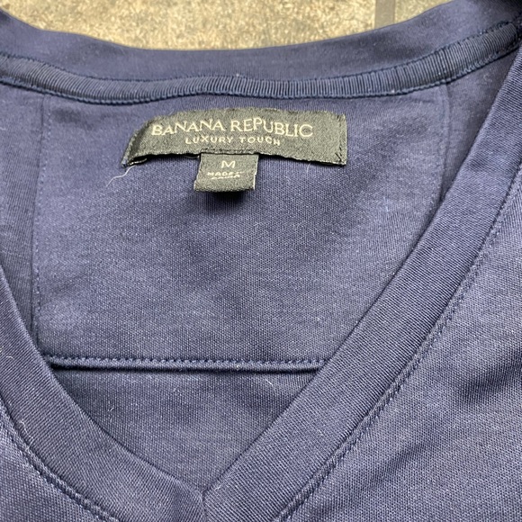 Banana Republic Navy VNeck Tee Size Medium - Picture 3 of 3
